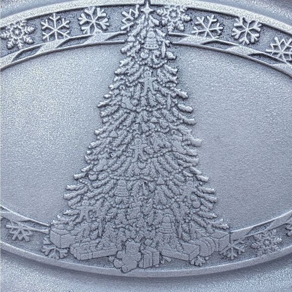 Wilton Armetale Pewter Tree/Snowflake Bread Dish Item #205465 - Picture 3 of 15